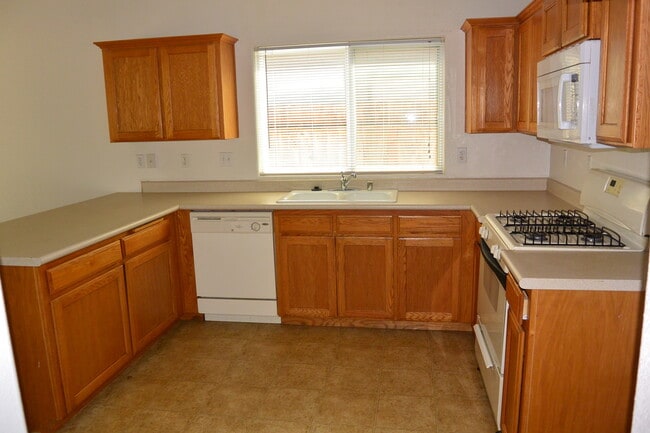 Photo - 3 Bedroom 2 Bathroom Home in SW Visalia! Close to Shopping and Restaurants!