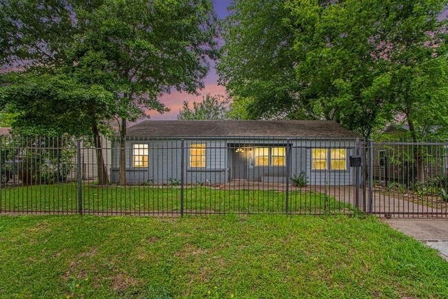 Building Photo - 9414 Rosehaven Dr Rental