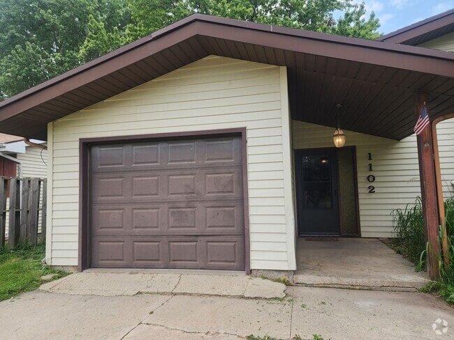 Building Photo - 1104-1104 E Northwood Dr Unit 1102 E Northwood Dr. Rental