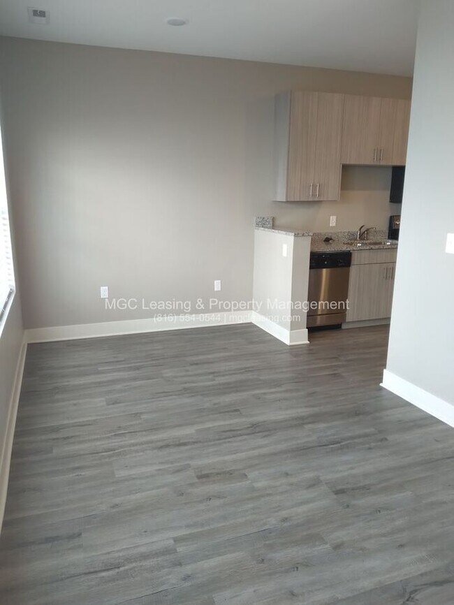 Studio living in style - North of the River in KCMO