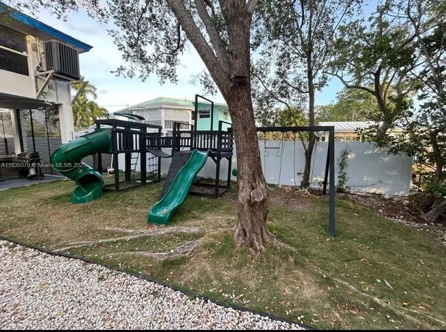 Photo - 350 Hazel St