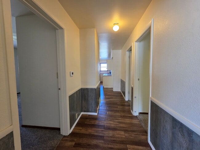 Photo - 1952 Roosevelt Ave