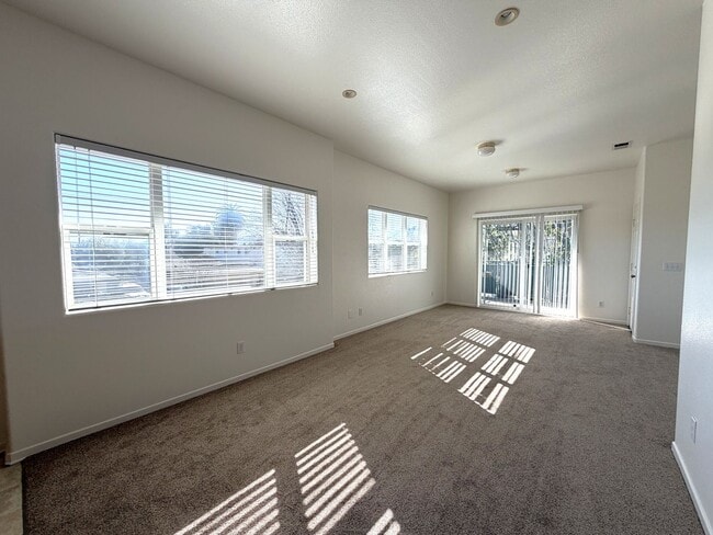 Photo - l31400 Unit D