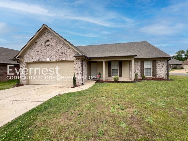 Building Photo - 3 Bed, 2 Bath Home with 2-Car Garage / Pet-Friendly / Available Now!