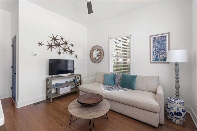 Photo - 538 Winton Terrace NE