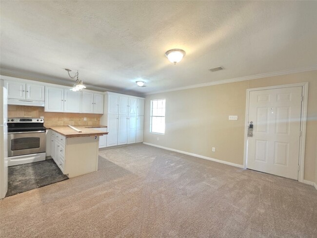 Photo - 801 Queenswood St