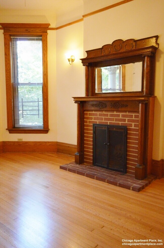 Building Photo - 925 W Newport Ave Unit 1