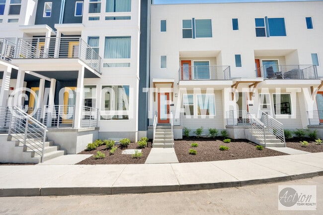 Building Photo - New Townhome in Farmington!