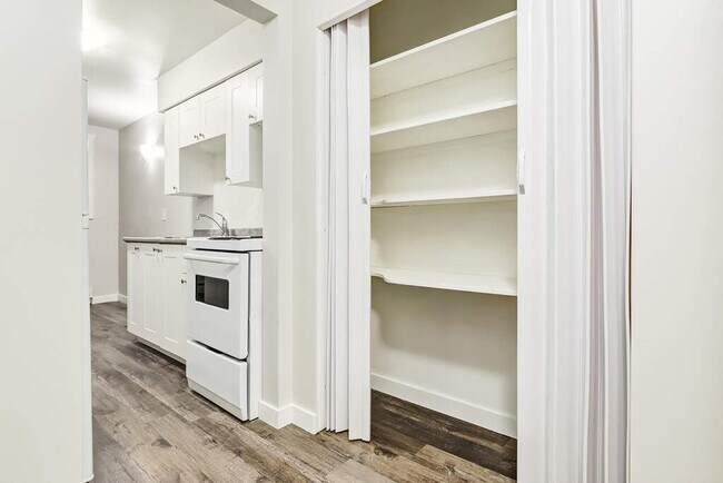 Photo - Louise Apartments