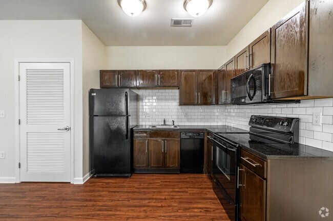 1BR, 1BA - 714SF - Kitchen