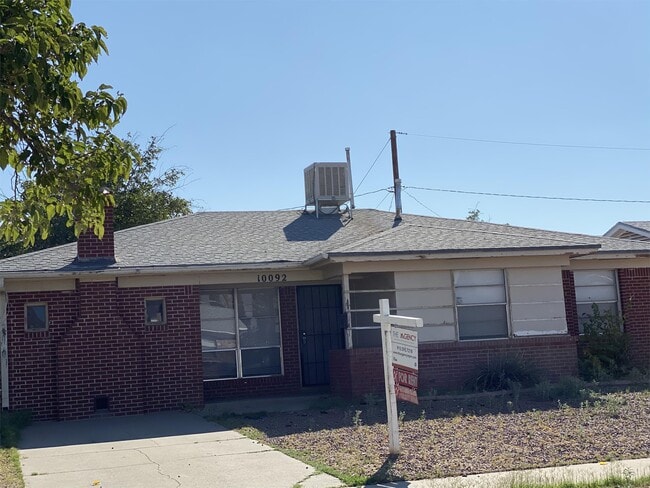 Photo - 10092 Yukon St