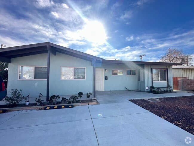 Building Photo - West Lancaster Renovated Home