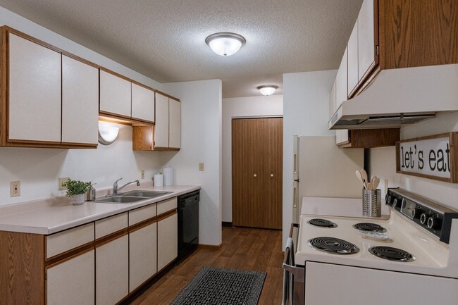 Fargo, ND Place One Apartments | Kitchen