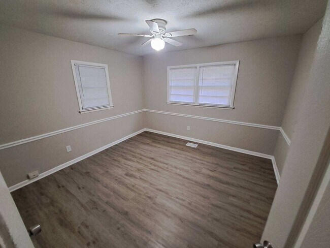 Photo - Cozy 3 bedroom with huge yard in College P...