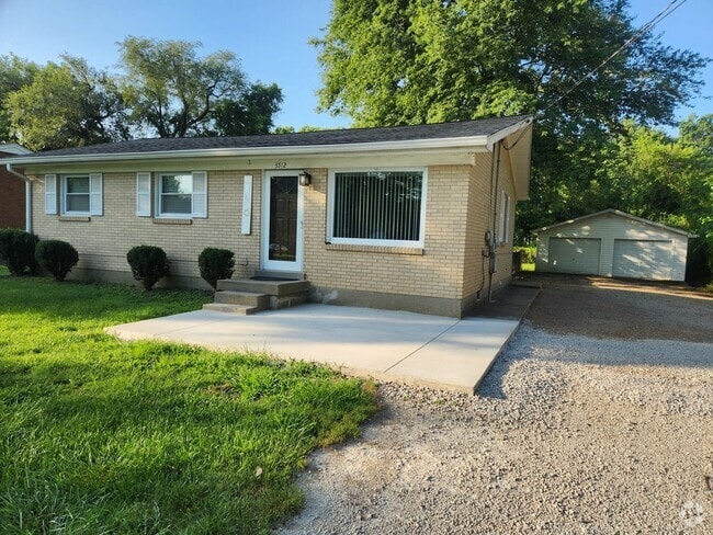 Building Photo - Beautiful and spacious 3 bedroom 1 bath ho... Rental