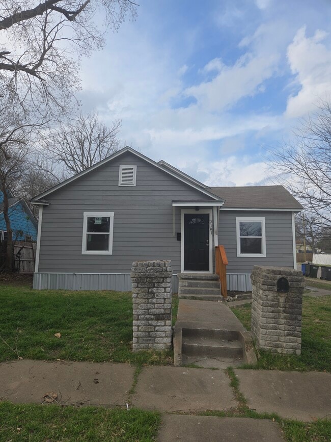 Photo - 2101 Maple Ave