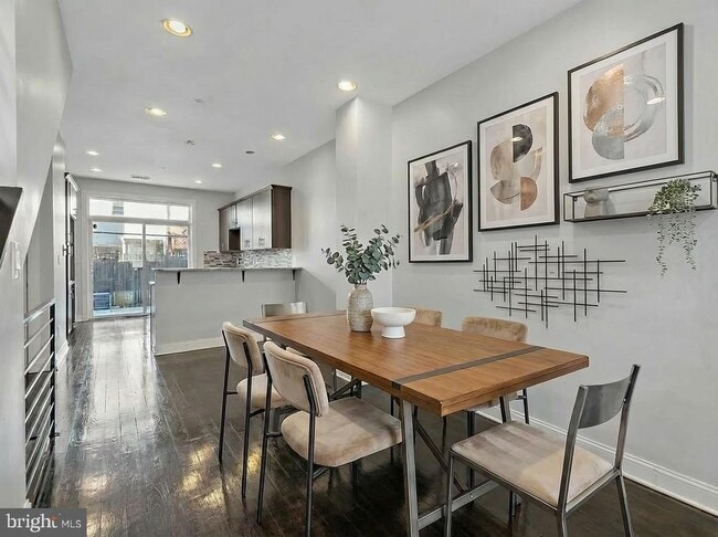 Building Photo - 1517 Latona St