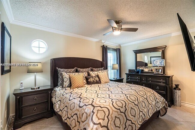 221 Waterside Dr Unit 221