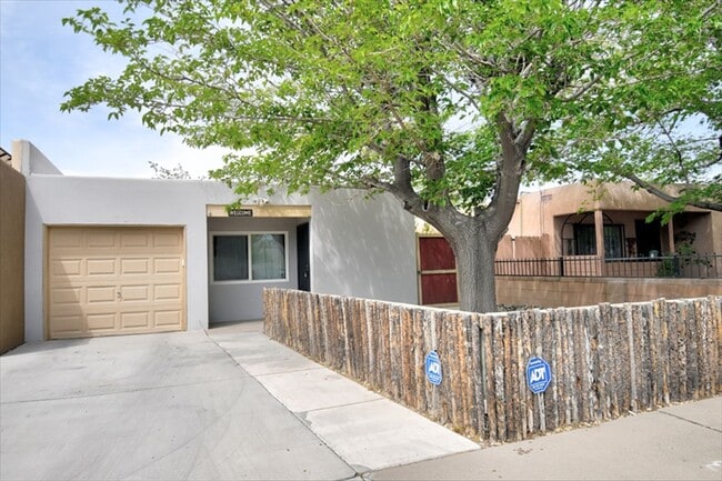 Building Photo - Heights Town Home!!!