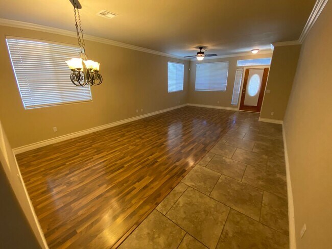 Photo - Beautiful 5 bed/3 bath home located in Hen...