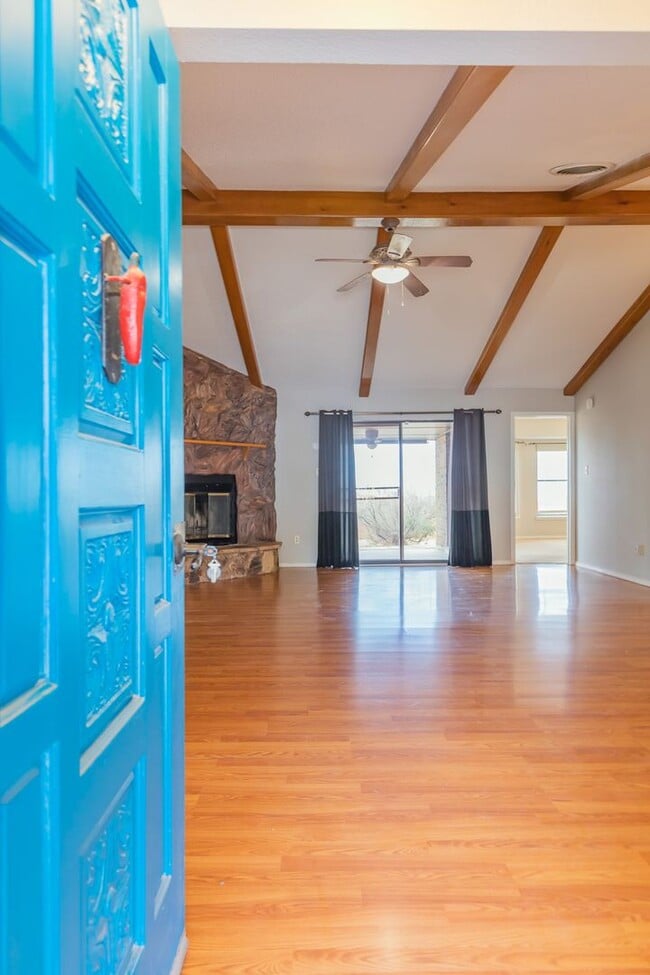 Photo - Charming 3 Bedroom 2 Bathroom - Spacious & Fenced Backyard