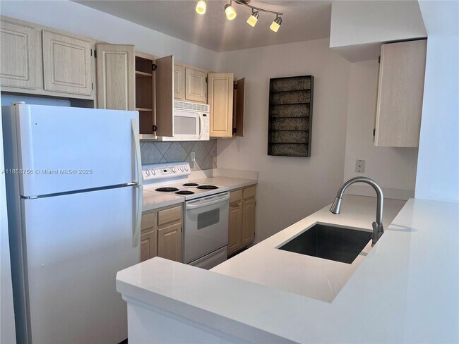 Photo - 2665 SW 37th Ave Unidad 1510 Rental