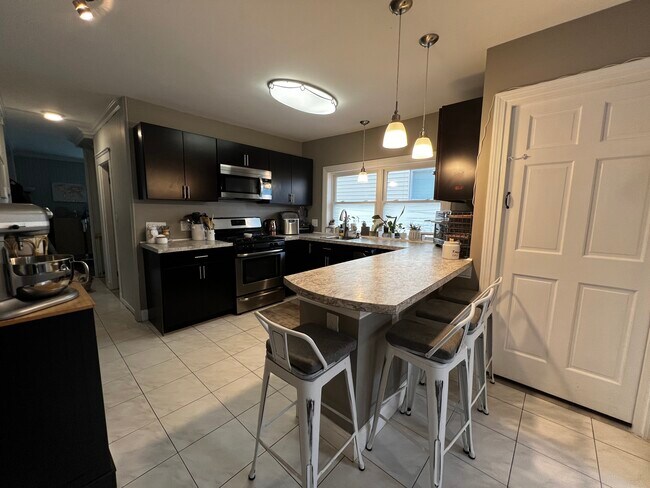 Kitchen + Breakfast Bar