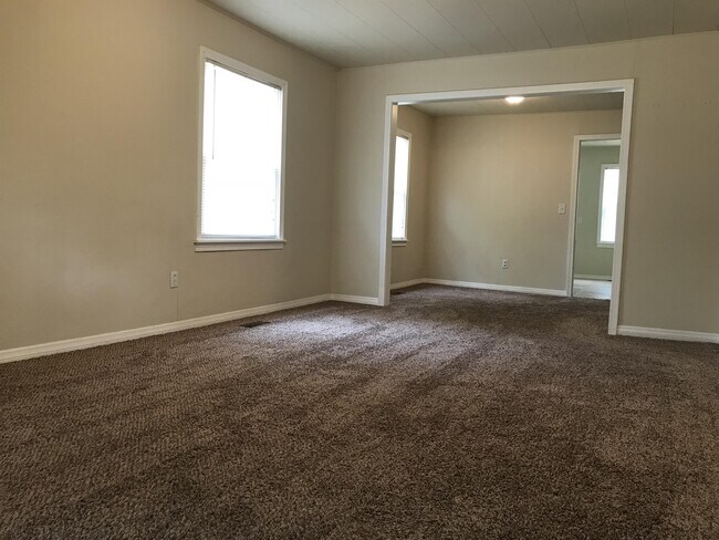 Photo - 1221 N Louisa Ave