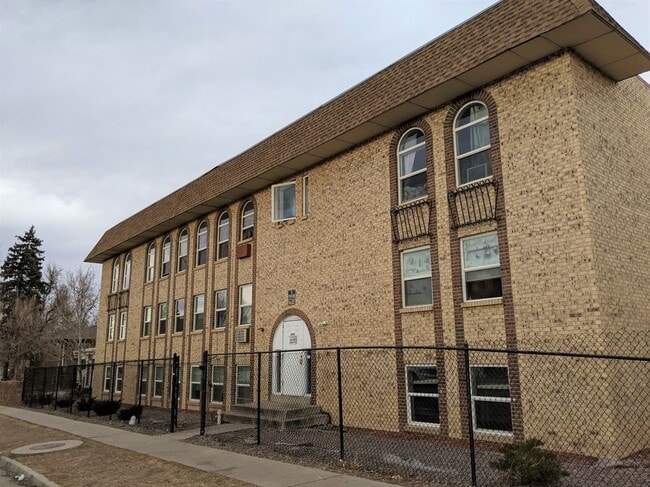 Building Photo - 1600 Clinton St Rental