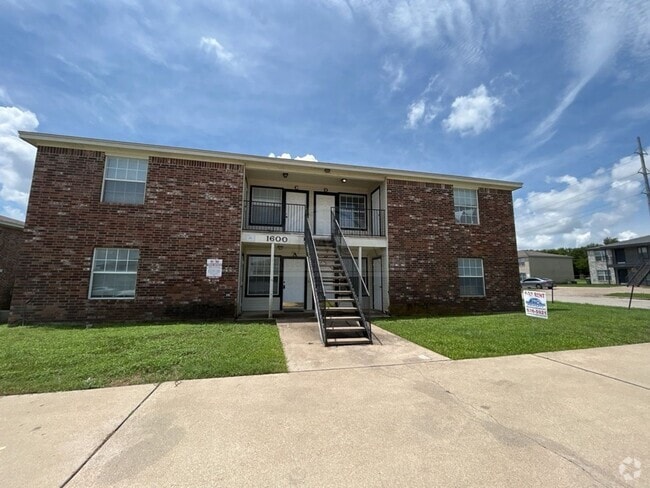Building Photo - 1600 Dugger Cir Unit 1600 Dugger Cr  A Rental