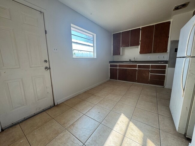 Photo - 613 S Hemlock Ave