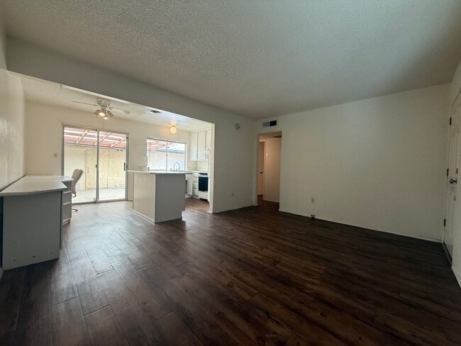 Photo - 302 Calvin St