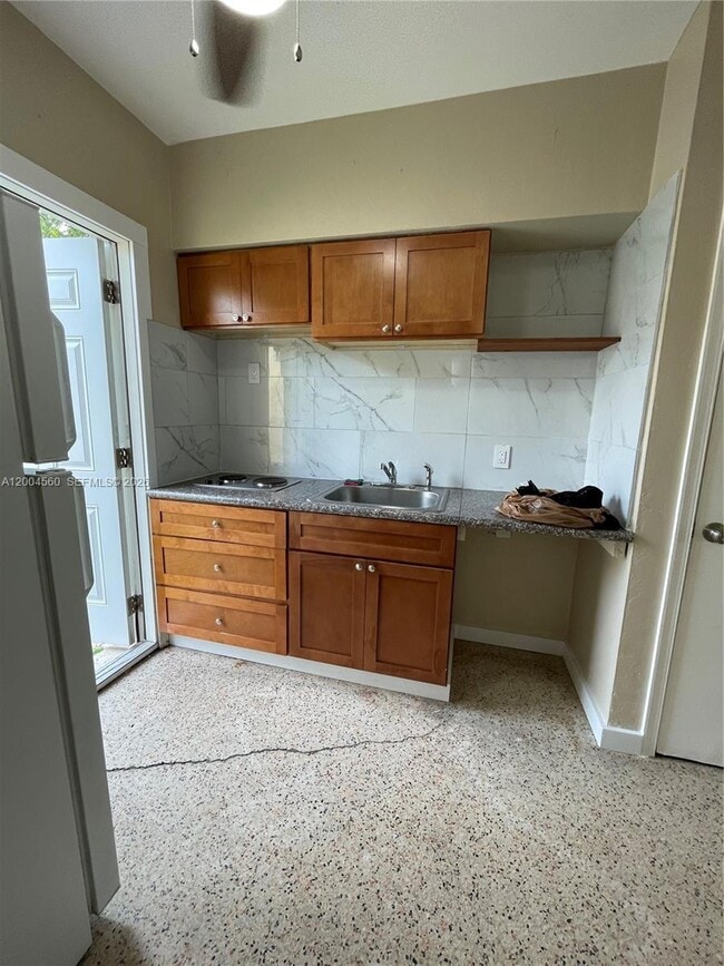 Photo - 940 SW 10th St Unit 4