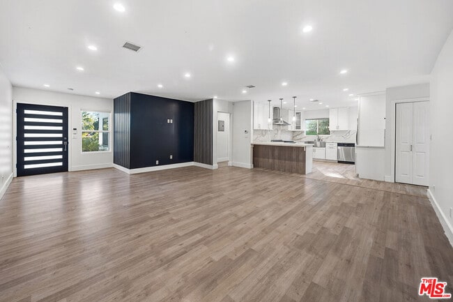 Photo - 17141 Sherman Way