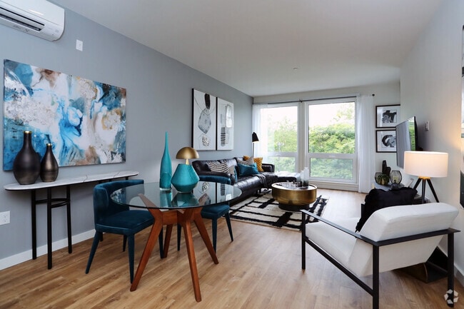 1BR, 1BA - 792 SF
