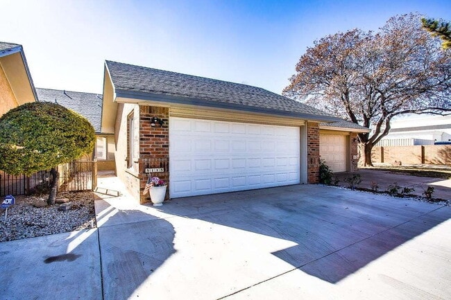 Building Photo - Charming Townhome on a Quiet Cul-de-Sac