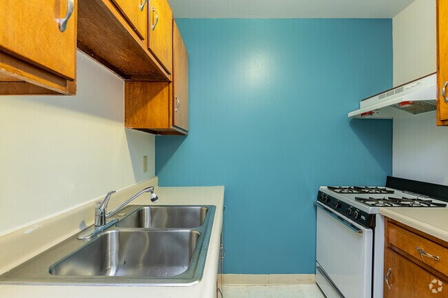 2 BR, 1 BA - 870SF