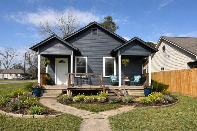 Photo - 301 E 3rd St