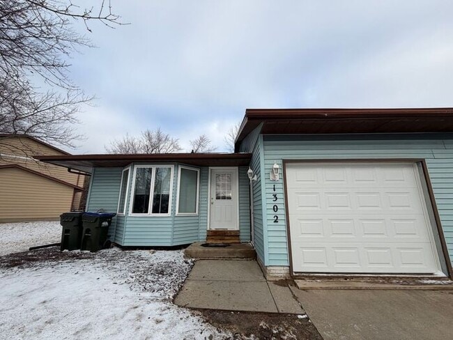 Building Photo - $1,400 | 3 Bedroom, 2 Bathroom House | Pets Negotiable* | Available for an Immediate Move In!