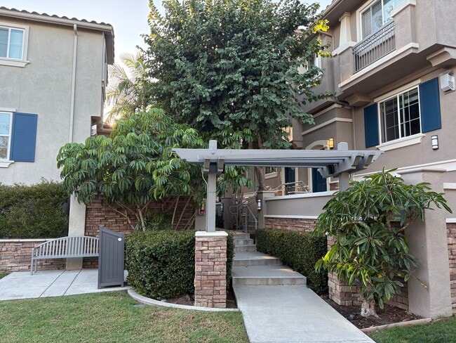 Building Photo - Great Tri-Level Townhome in Coastal Carlsb...