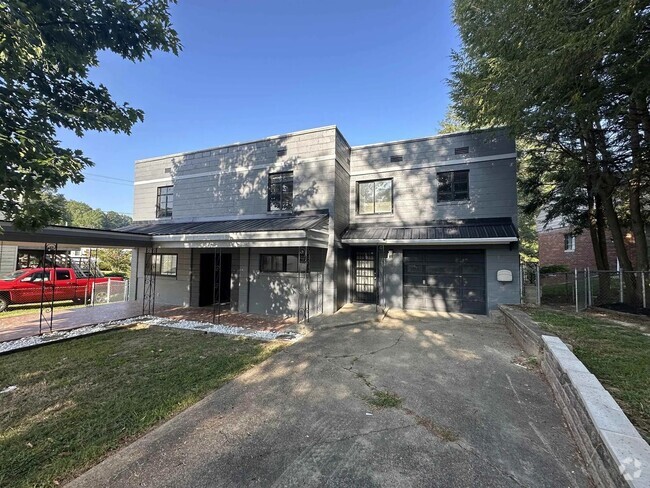 Building Photo - Spacious 4 Bedroom 2.5 Bathroom Home with ...