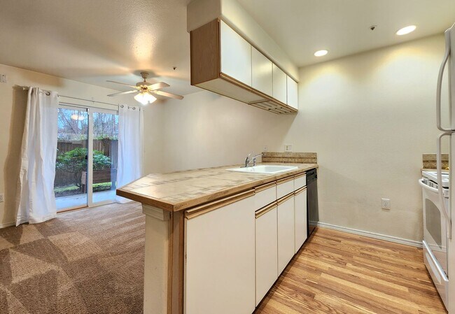 Photo - Everett Condo / 2 Bed/ 2 Bath / Everett Near Boeing