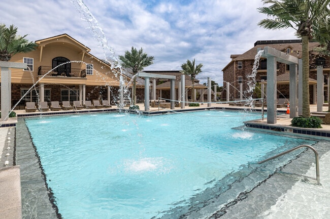 Building Photo - Fountaine Bleau Central Landing Rental