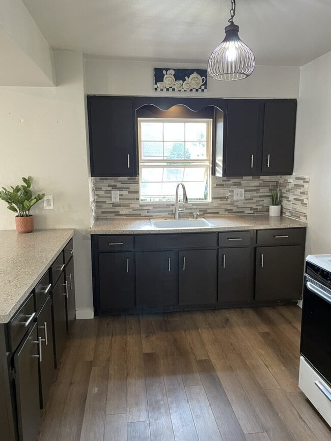 Building Photo - "4-Bed Home with spacious rooms in Wilkes Barre!"