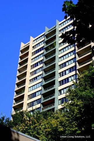 Building Photo - Harrison East Condos - 1 bed/1 bath w/balcony/storage/free laundry/pool (DOWNTOWN/PSU/OHSU) Unit HE3G