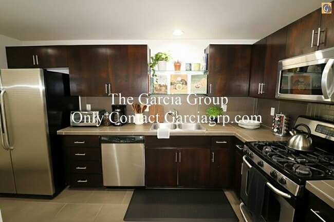 Building Photo - 765 NE Adwick Dr