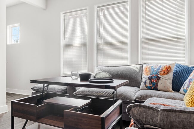 Building Photo - 3310 E 9th St Unit 3310 E 9th