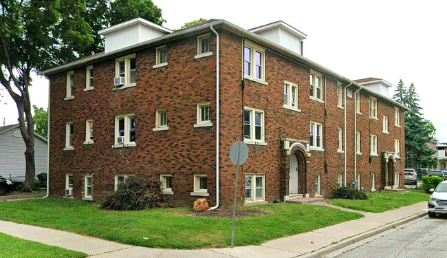 Photo - 714 Elliott St E