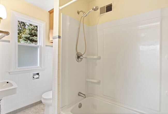 Shower / Bath - 2637 S 51st St Unidad 2637 S 51st St Upper