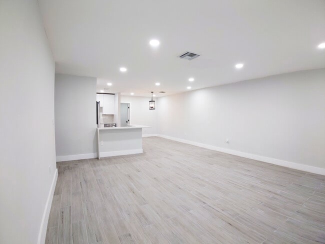 Building Photo - 141 NE 183rd Ter Rental
